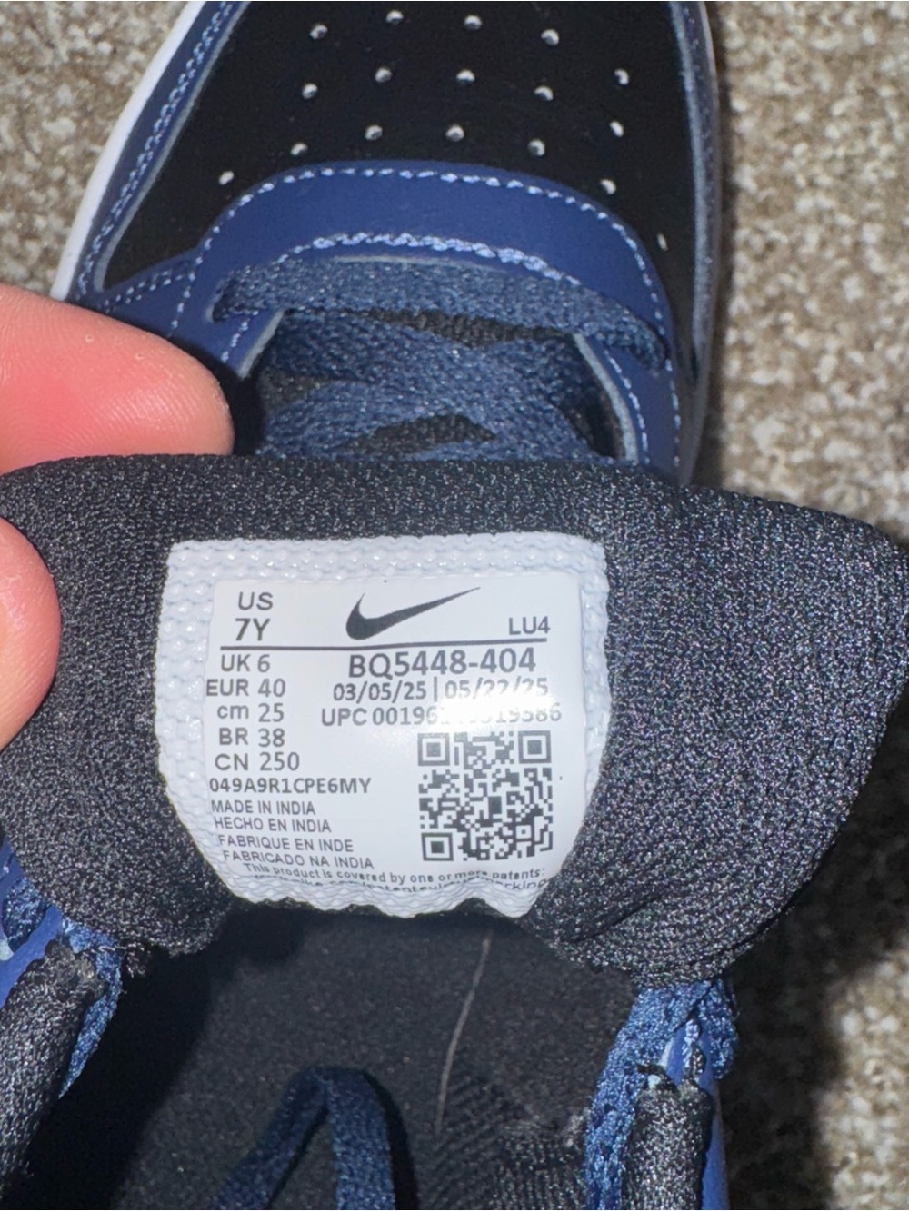 Nike Men's Navy, Black & White Low-Top Sneakers - Picture 6 of 6